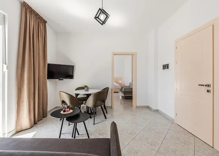 Apartment 1br With Mountain Views By Pikhost Golem (Tirana)