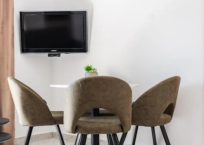 Lägenhet 1br With Mountain Views By Pikhost Golem (Tirana)